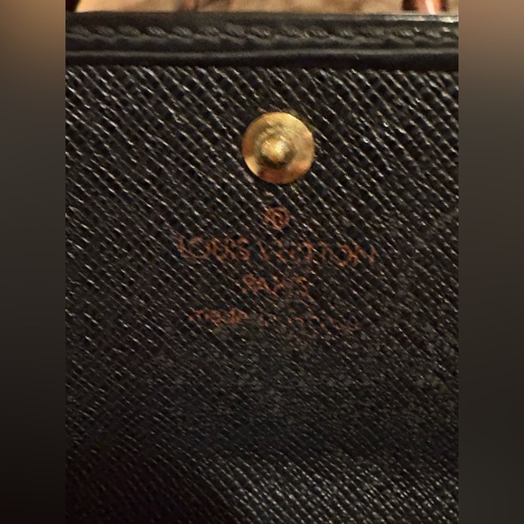Authentic Louis Vuitton Black EPI Leather Unisex Wallet - Picture 9 of 12